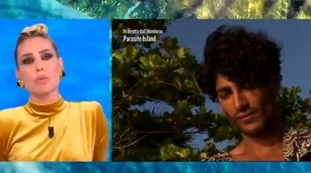 Isola dei famosi, Ilary Blasi brutalizza Akash Kumar. Lui lascia, lei lo gela: "Sicuramente meglio di te". Poi "salutame a soreta"