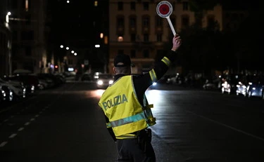 Trieste, non si ferma all'alt: malore, tre scariche col defibrillatore