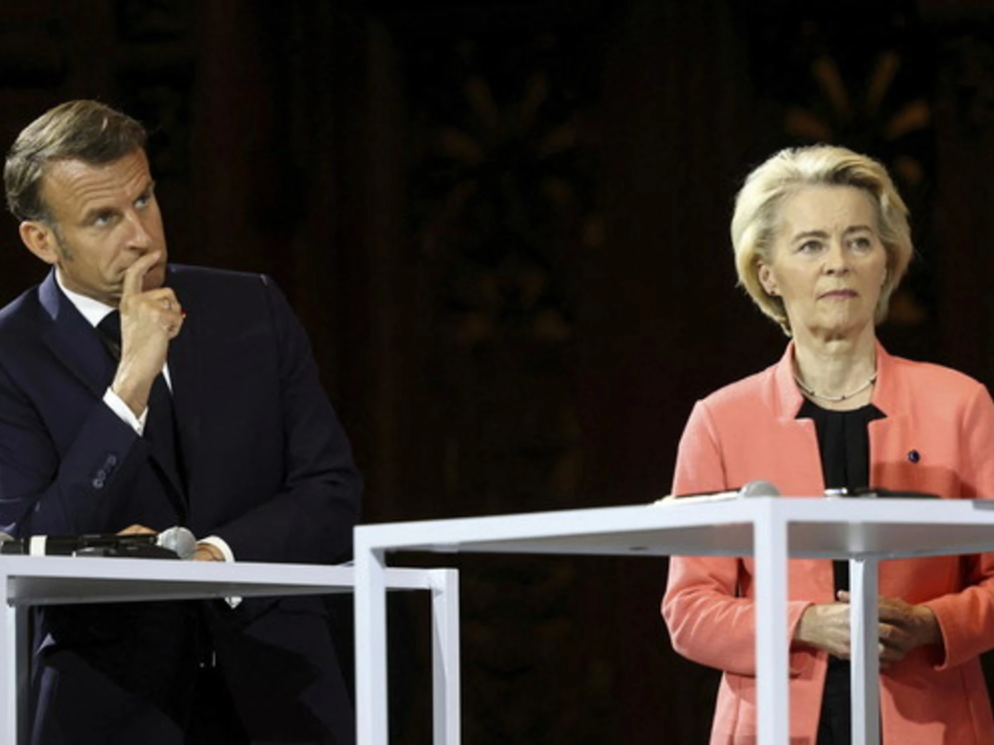 Macron contro Trump: "Scegliete l'Ue", scoppia la polemica
