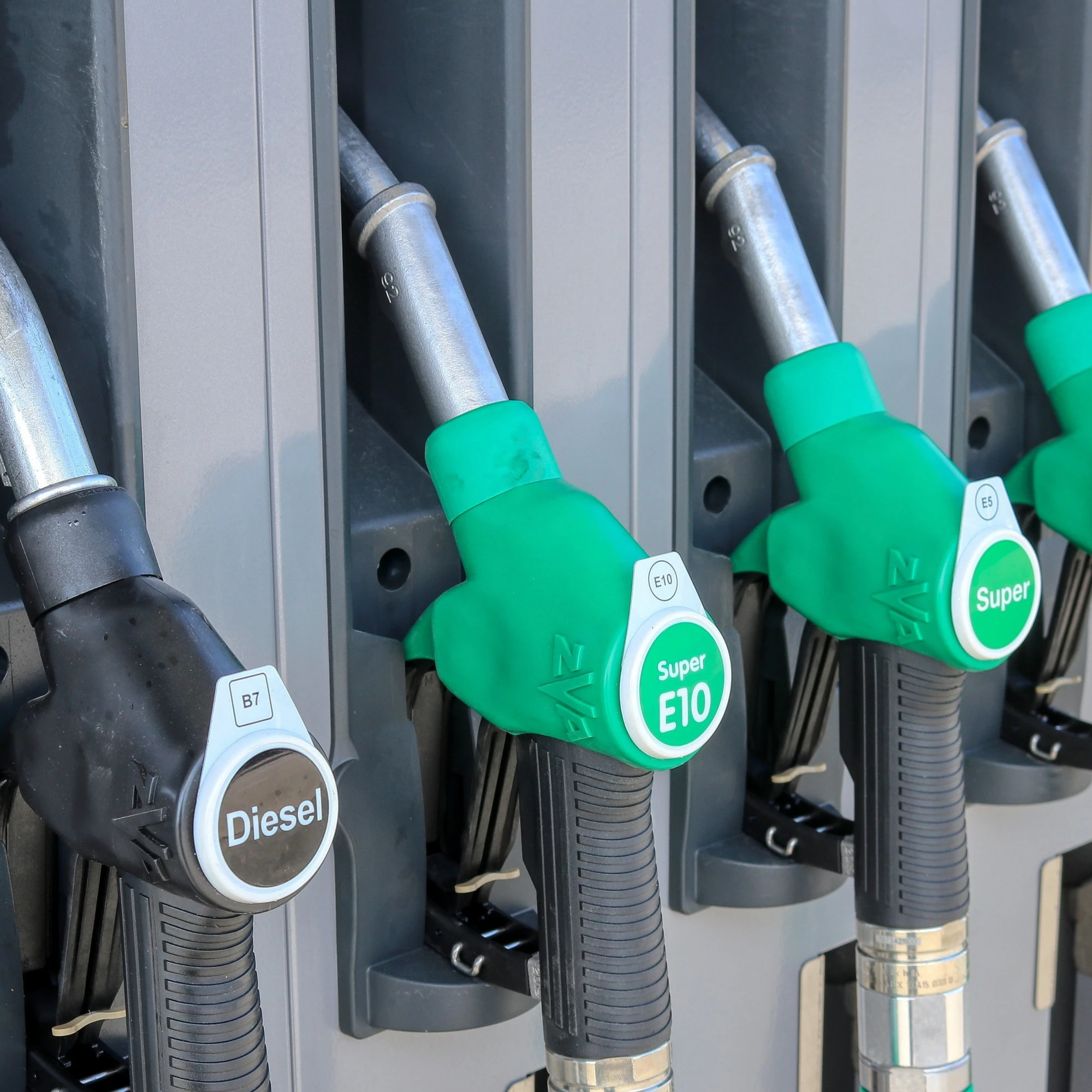 Benzina, alla pompa paghiamo le raffinerie chiuse