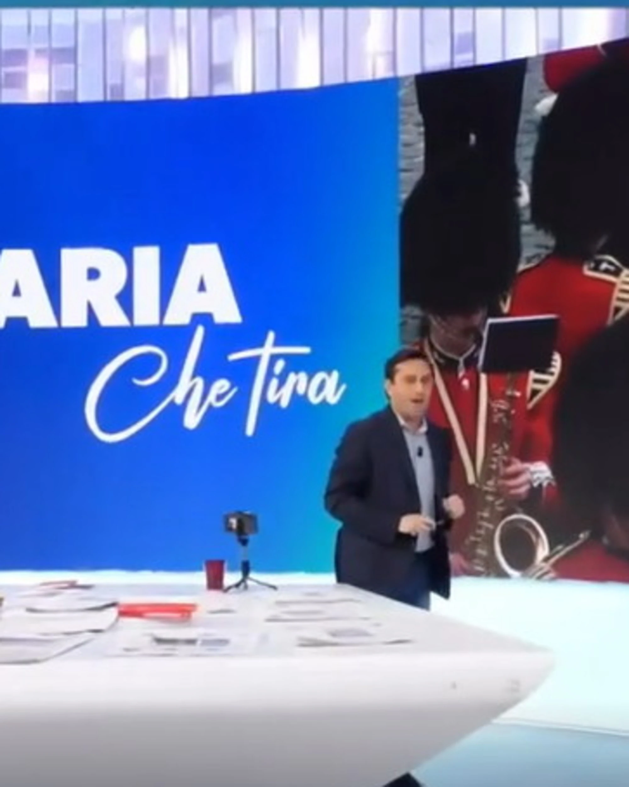 L'aria che tira e i reali inglesi, "cos'è sta roba?": cala il gelo da Parenzo