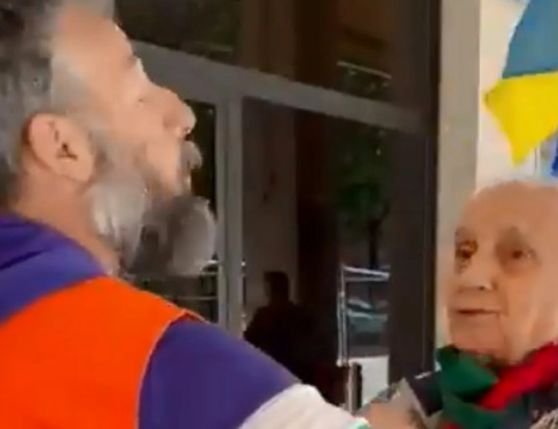 25 aprile, attivista 80enne con la bandiera ucraina? Allontanato dal corteo, scatta l'indignazione