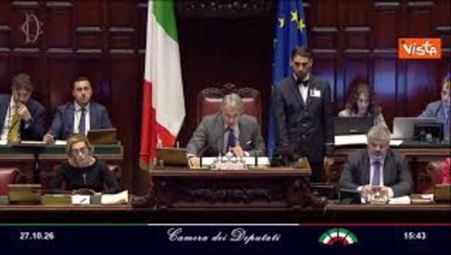 Solidarietà Pd-M5s per Speranza su Commissione Covid, poi l'applauso al suo ingresso in Aula