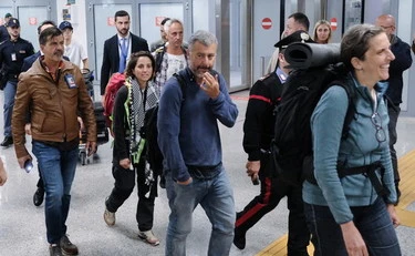 https://media.liberoquotidiano.it/rdqa9QHh9xmFnAoVUUBASZixJFUTbCQjnYGWA8SkBm8/width:800/quality:90/aW1hZ2VzLzIwMjUvMTAvMDMvMTU0MjIxMTgyLWM1ZjUzZTM4LTQ4YWUtNGRiNC1iN2FlLTk0ZmUyNDZhMzMzNy5qcGc.webp