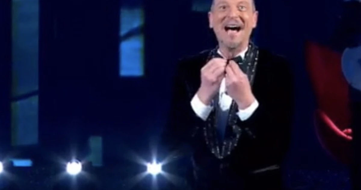 L’Anno che Verrà, Amadeus blocca tutto: “Non si sente nulla”, gelo sul palco con Rita Pavone