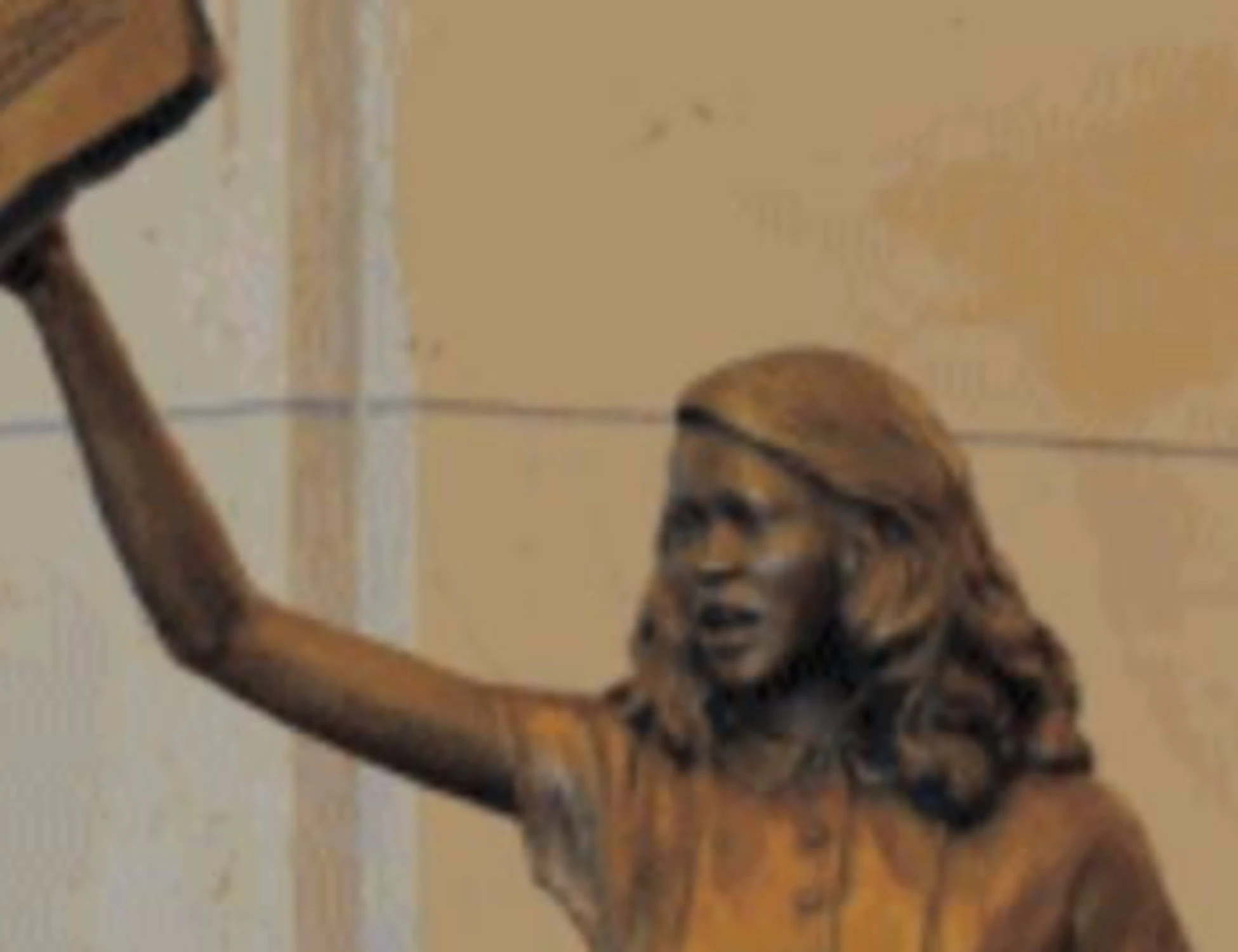 Per espiare il colonialismo servono statue di africani