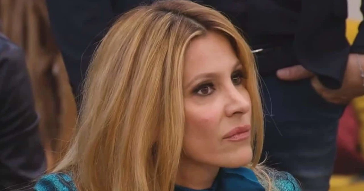 Grande Fratello Vip, Adriana Volpe e l'inaudita protesta contro gli autori: "Scordatevi di me", si toglie il microfono