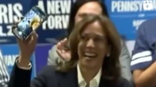 Kamala Harris e il video al telefono: &quot;Tutto finto, cosa si vede sullo schermo&quot;