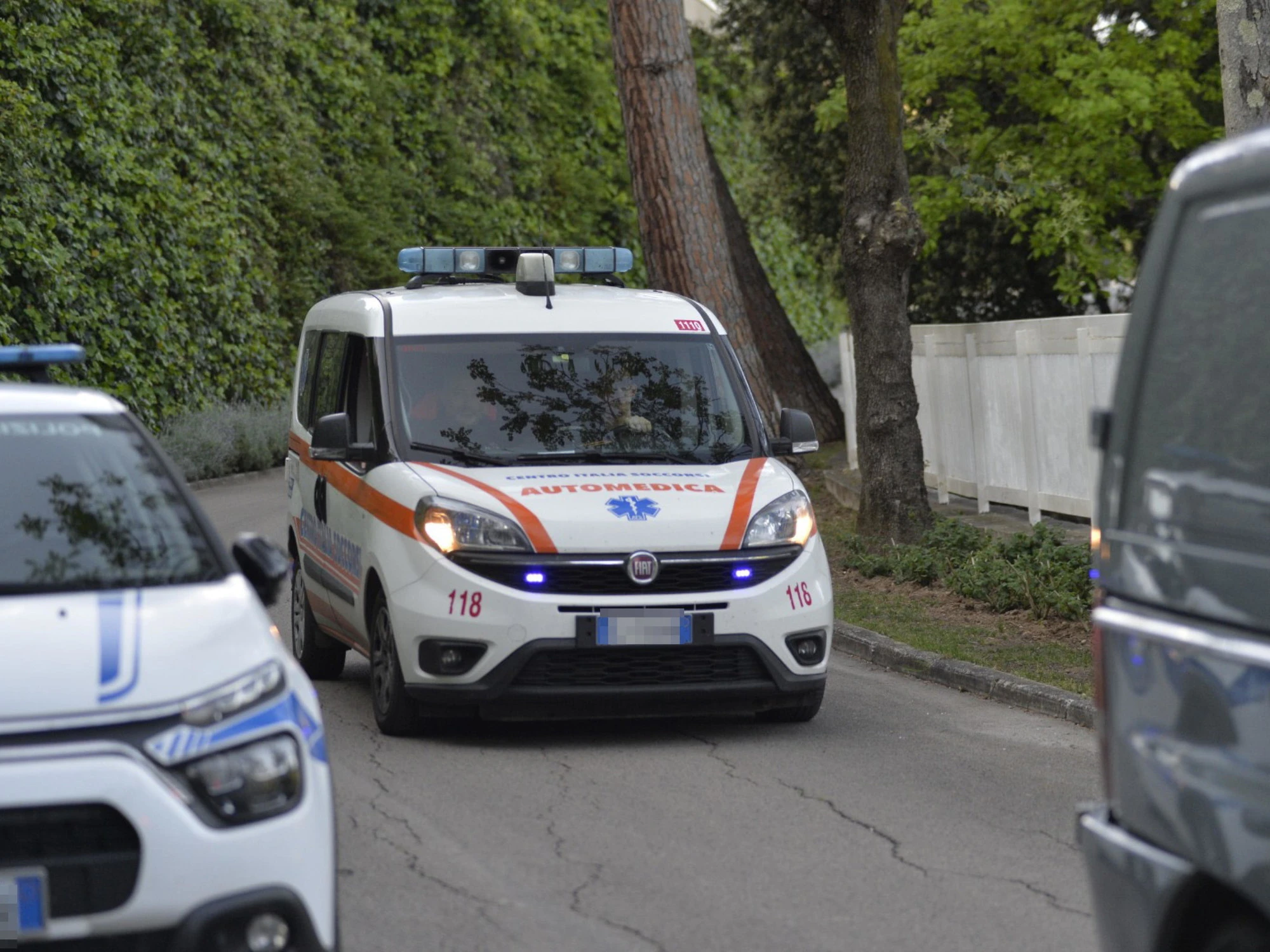 Catanzaro, donna si lancia dal terzo piano con i tre figli: morta sul colpo con due bimbi, la terza è grave