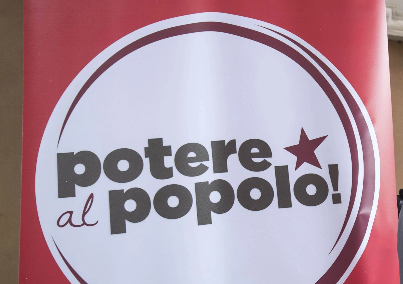 Perugia, accoltellato un militante di Potere al popolo: stava attaccando manifesti