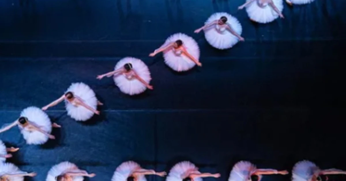 Ucraina, la "Z" dei nazisti russi sul palco, le immagini sconvolgono il mondo: Mosca? Non proprio, chi sono queste ballerine