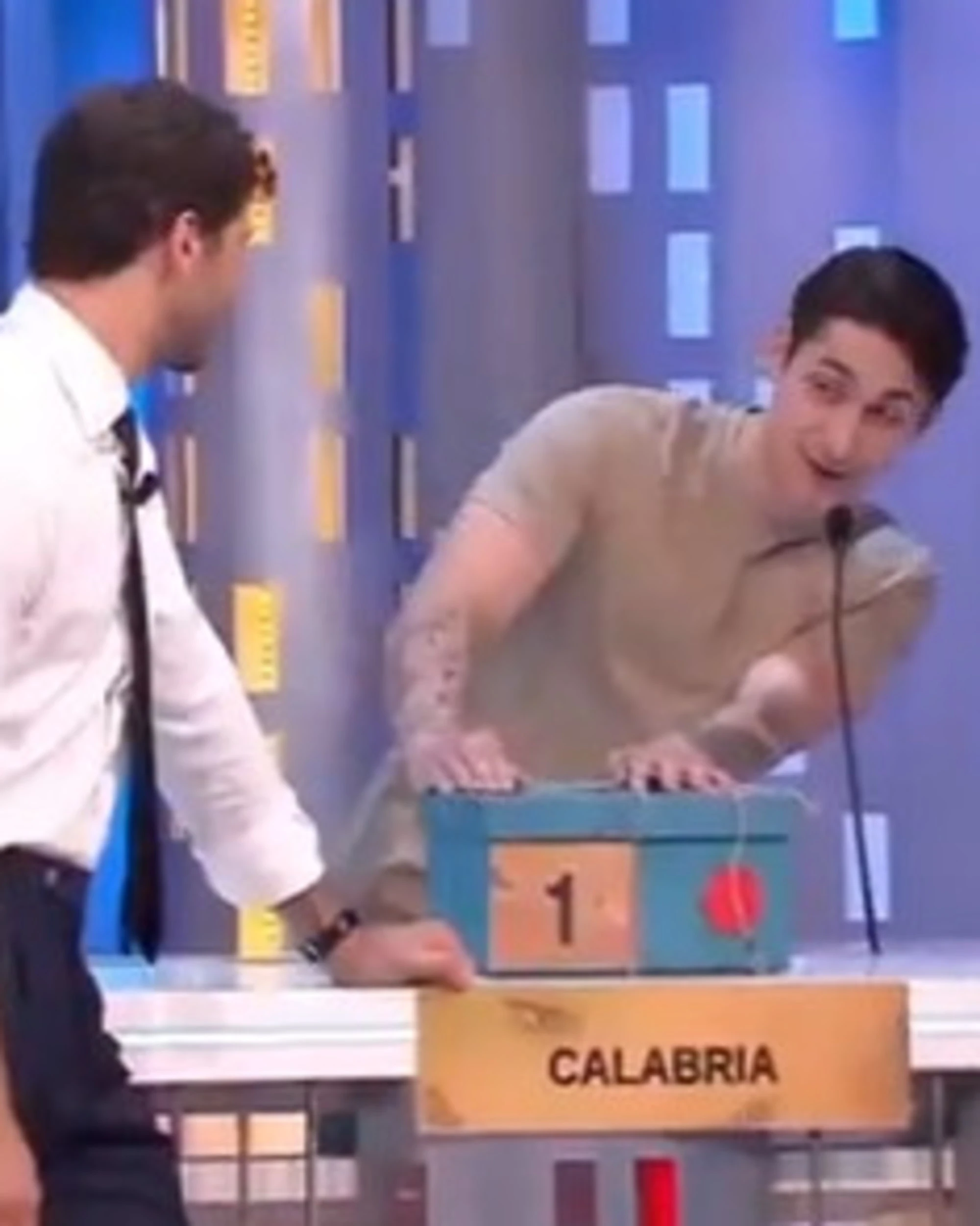Affari Tuoi, l'imitazione esilarante di Stefano De Martino: "Apriamo la busta"