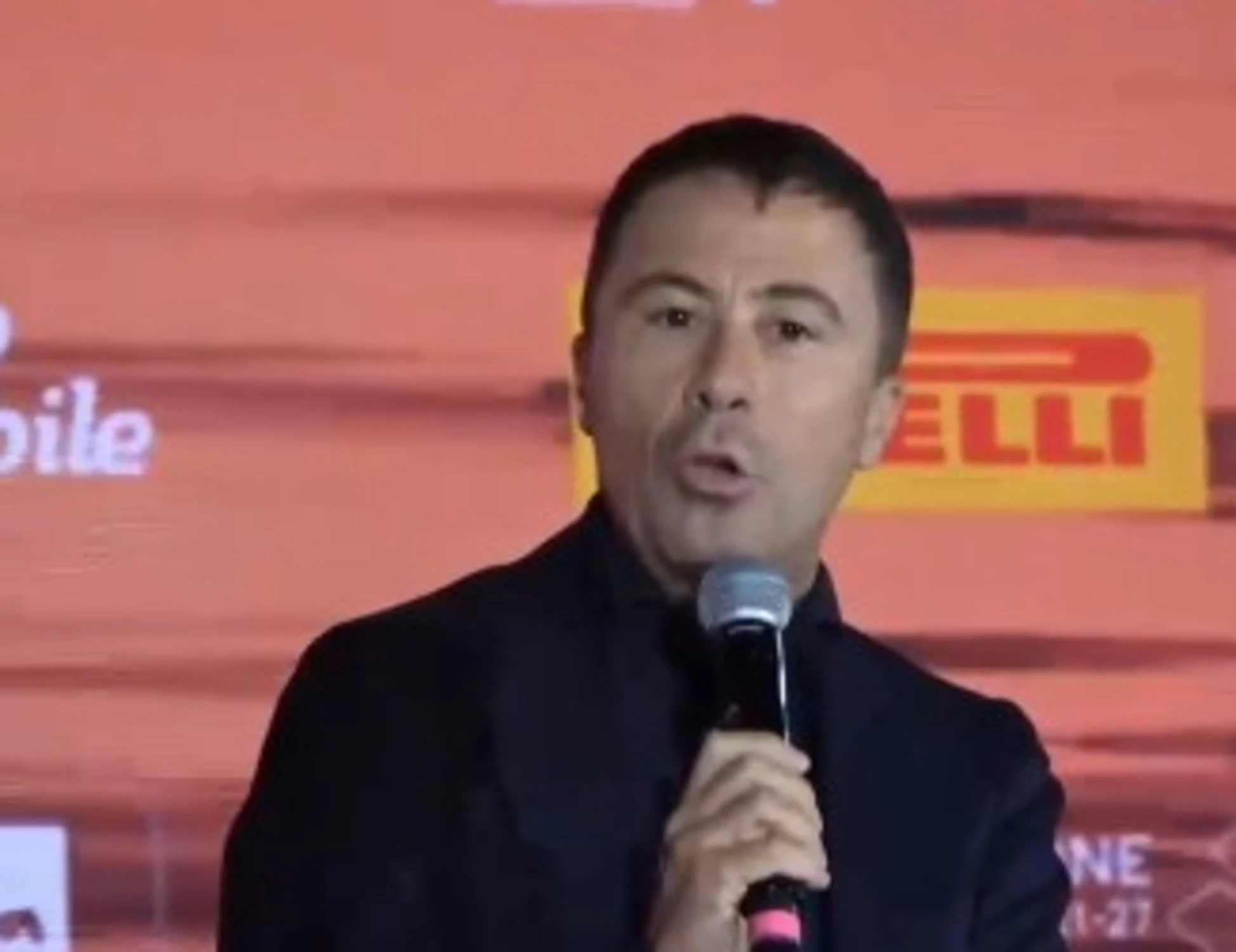 Italo Bocchino, squadristi rossi in azione: urla, insulti e striscioni