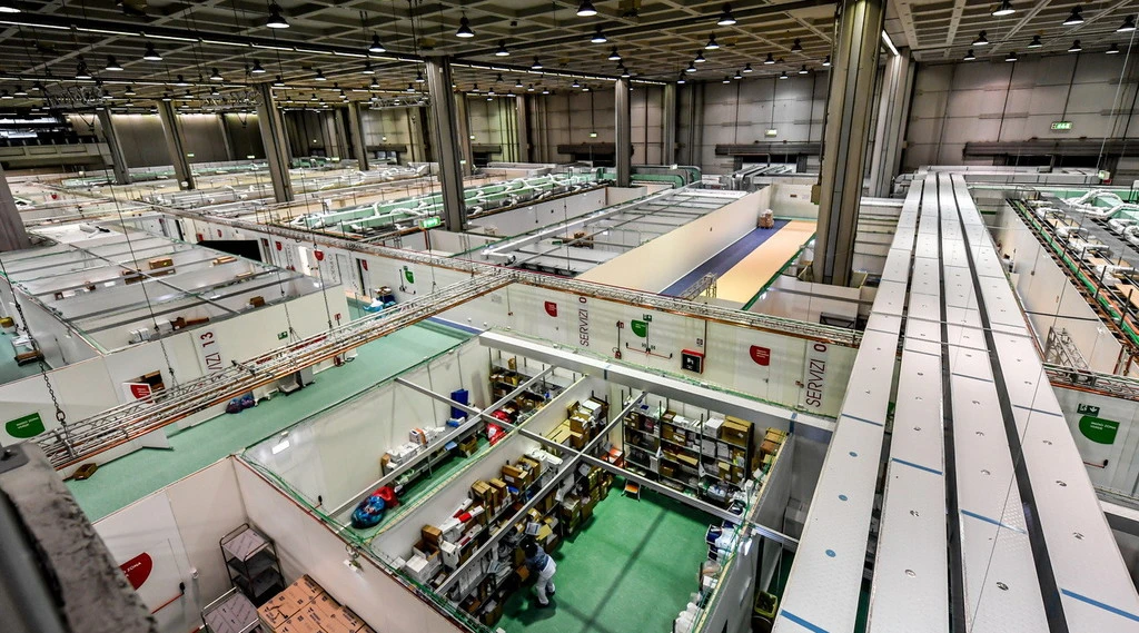 Lombardia, riapre l'ospedale in Fiera: raffica di ricoveri-Covid in intensiva, la svolta che fa paura