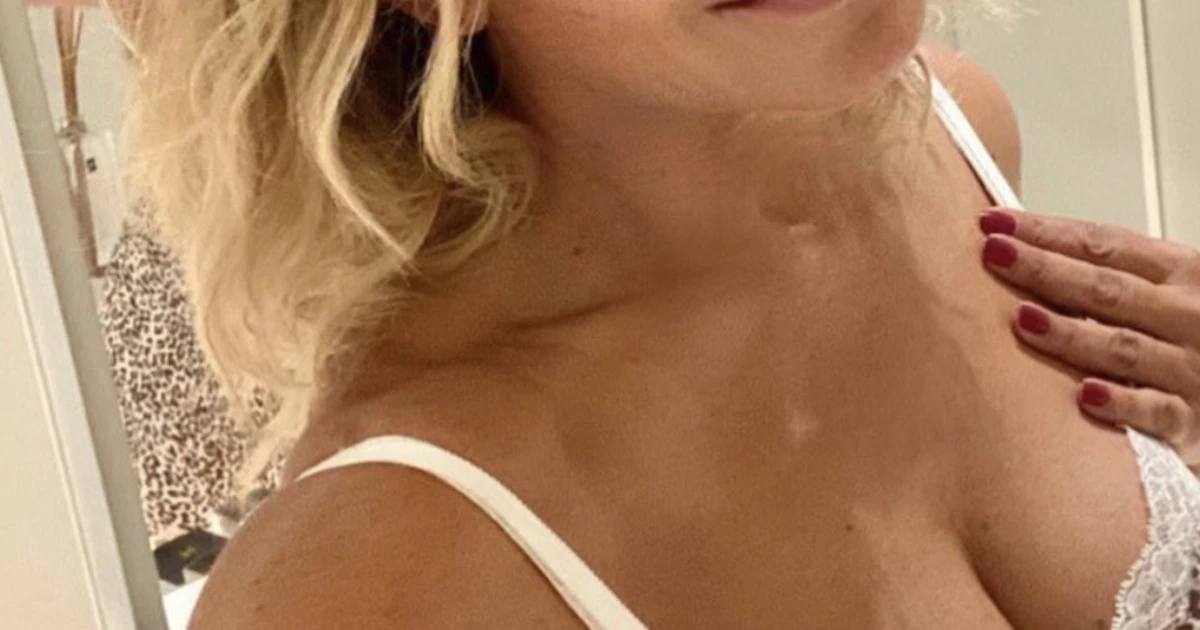 Barbara D'Urso, il risveglio senza trucco: spiazza tutti, a 63 anni è ancora così