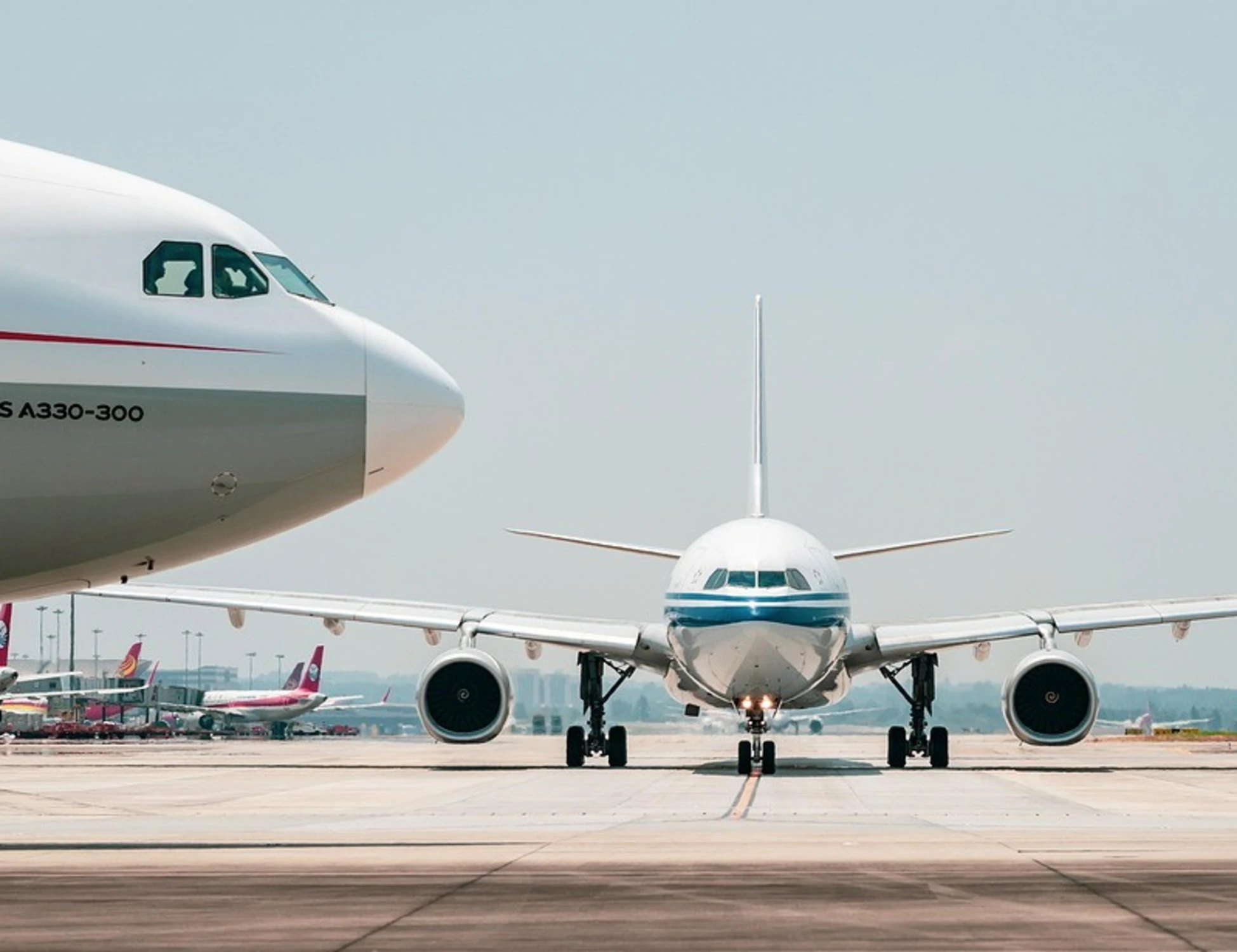Nizza, disastro aereo sfiorato per tre metri: caos in pista