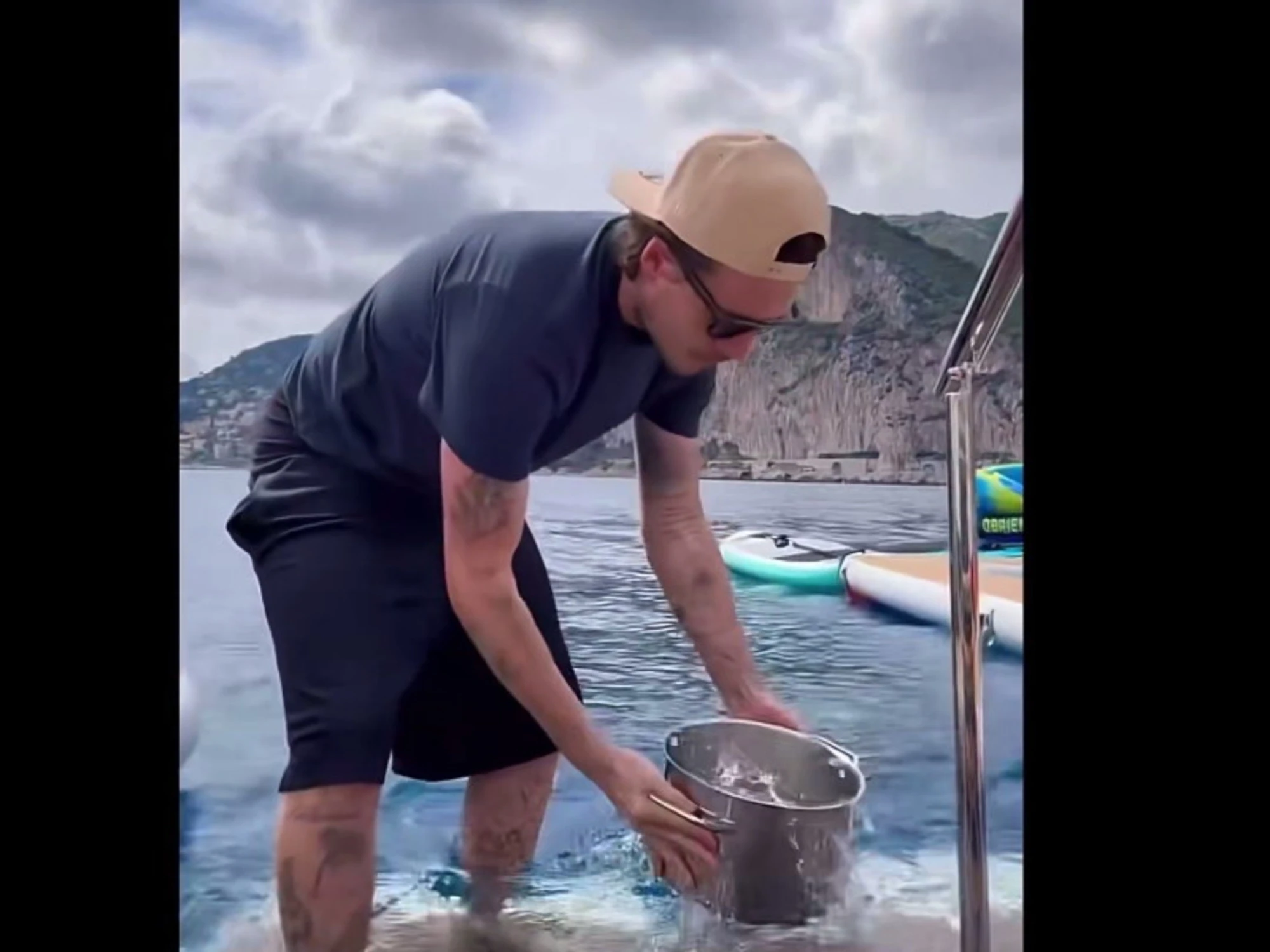 Brooklyn Beckham, cuoce la pasta con l'acqua di mare? Travolto dagli insulti