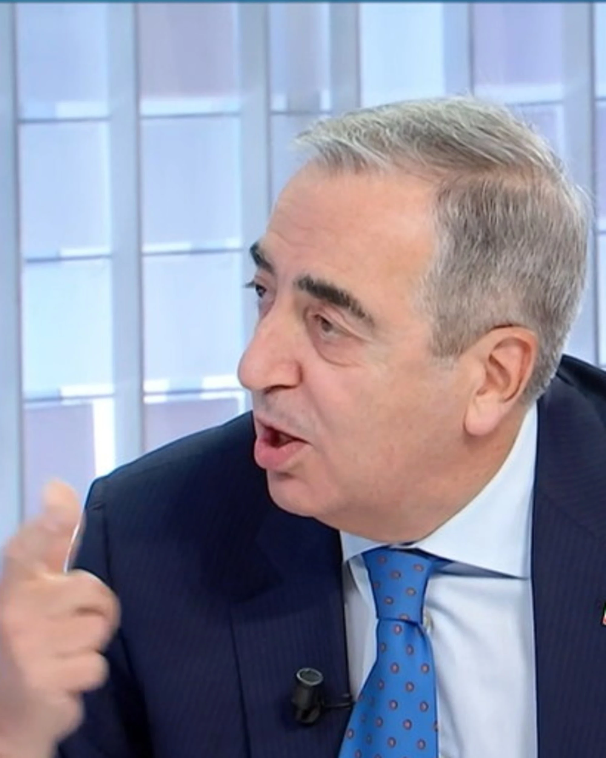 L'aria che tira, Gasparri gela Parenzo: "Non banalizzi, sta dando notizie drammatiche"