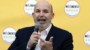 Migranti, marcia indietro dei Cinquestelle sulla sanatoria: il nodo è lo scudo penale