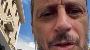 Luca Bizzarri, sbrocca al seggio: "Vi ho votato, andate a cag***"