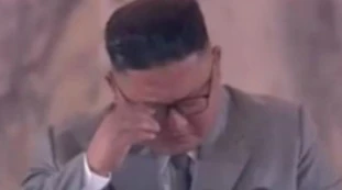 Kim Jong-Un piange e chiede scusa durante la parata militare: mai successo prima, sospetti sulla malattia 