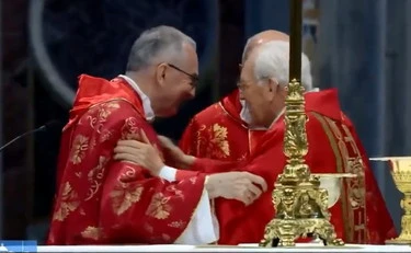 Parolin, "auguri doppi": cosa si lascia sfuggire il cardinale Re
