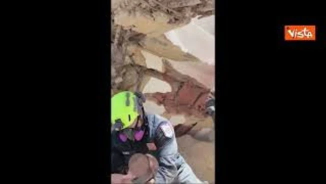 Squadre di soccorso Usa salvano neonato tra le macerie in Venezuela
