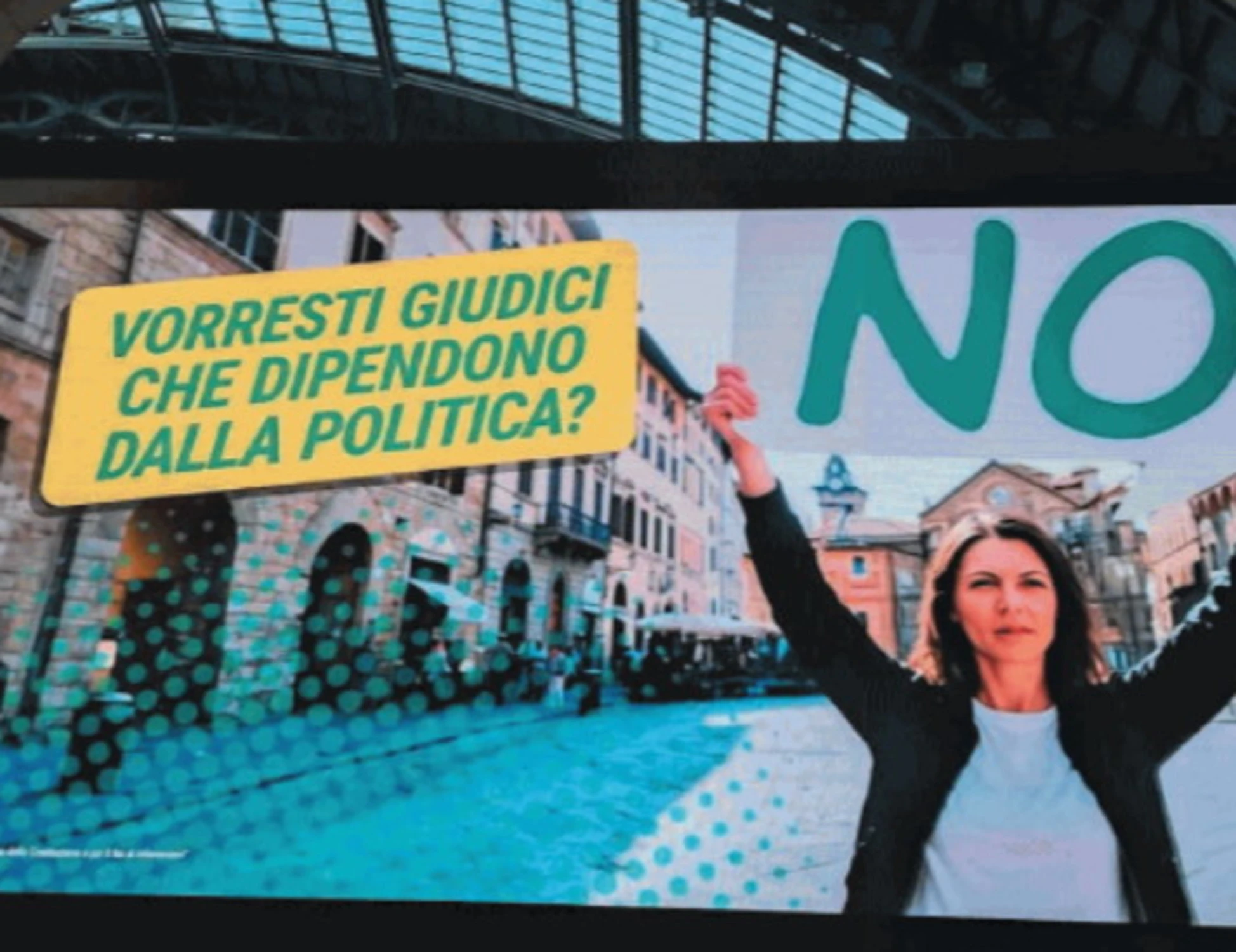 Referendum Giustizia, spot pieni di balle nella stazione di Milano: la propaganda del fronte del no