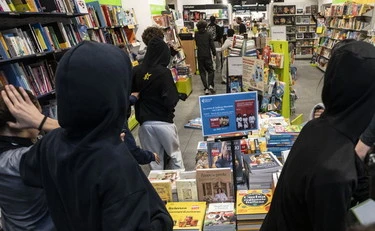 Se la Feltrinelli è contenta di farsi devastare...