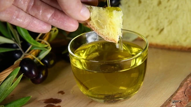 Olio dâ oliva, oltre 200 mila tonnellate invendute: filiera in crisi