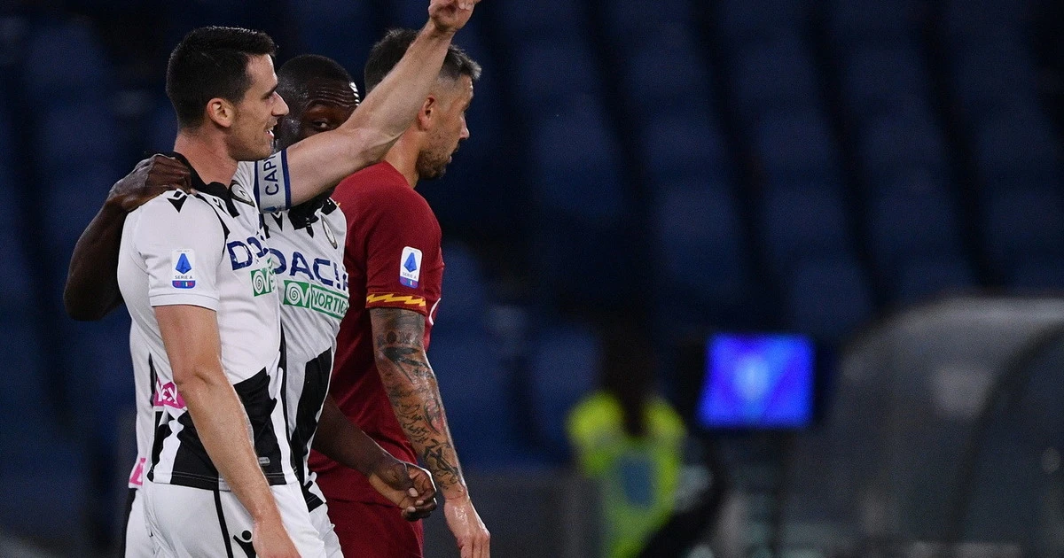 Roma, disastro all'Olimpico: vince l'Udinese 2-0, addio sogno Champions
