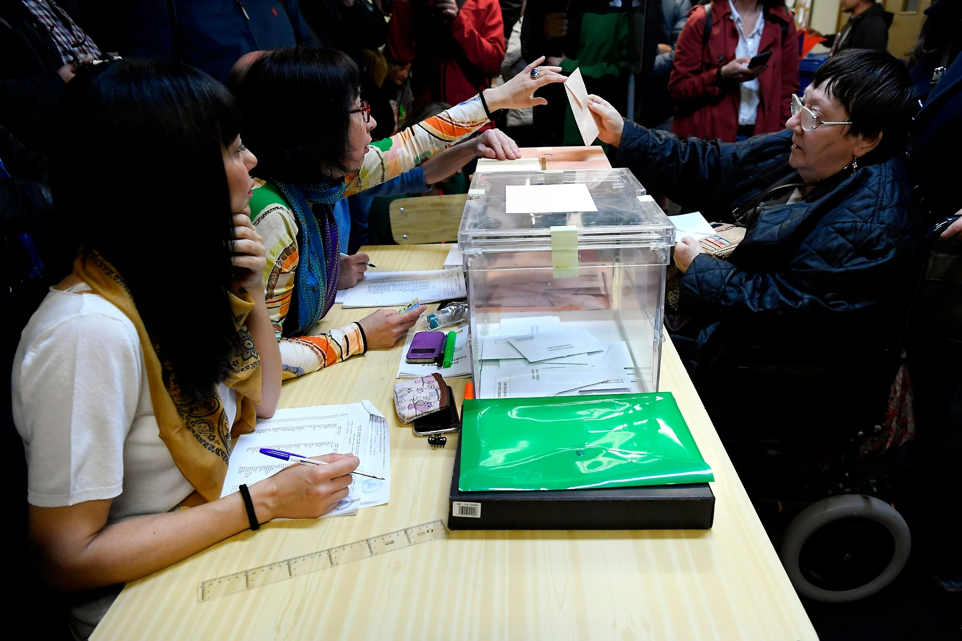 Elezioni in Spagna, l'ultradestra entra per la prima volta in Parlamento. Socialisti primi