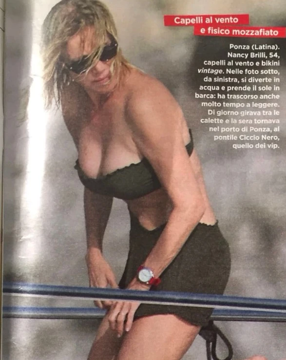 Nancy Brilli, la paparazzata sexy: fisico clamoroso a 54 anni, le foto a Ponza