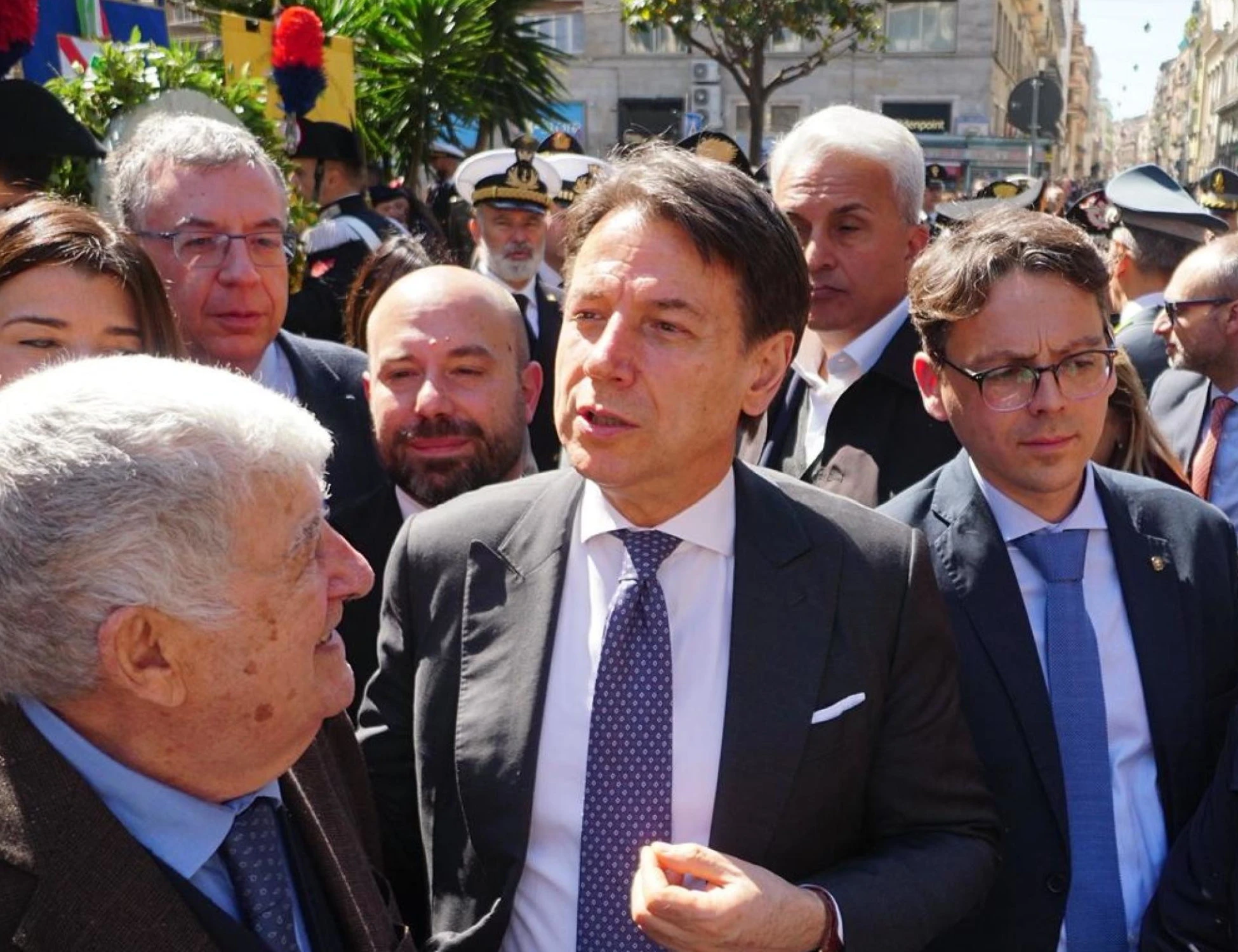 25 aprile, Conte canta "Bella Ciao" in piazza. Poi infanga FdI