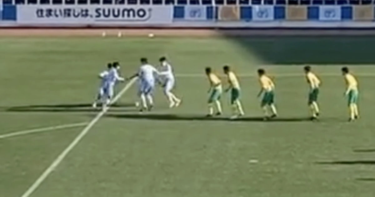 Lo schema più assurdo di sempre? Calcio in Giappone: guardate bene cosa sta per succedere in area