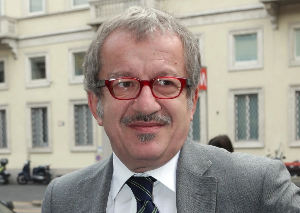 Regione Lombardia, Maroni aumenta stipendio a un dirigente su 4