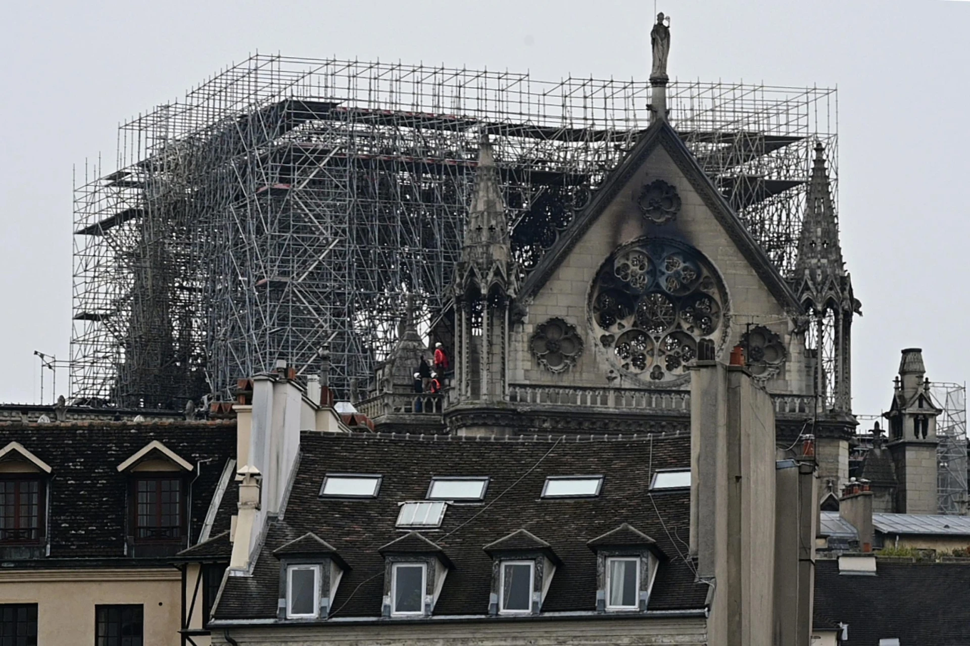 Notre-Dame, la società edile ammette ai pm: "Gli operai fumavano sul cantiere"