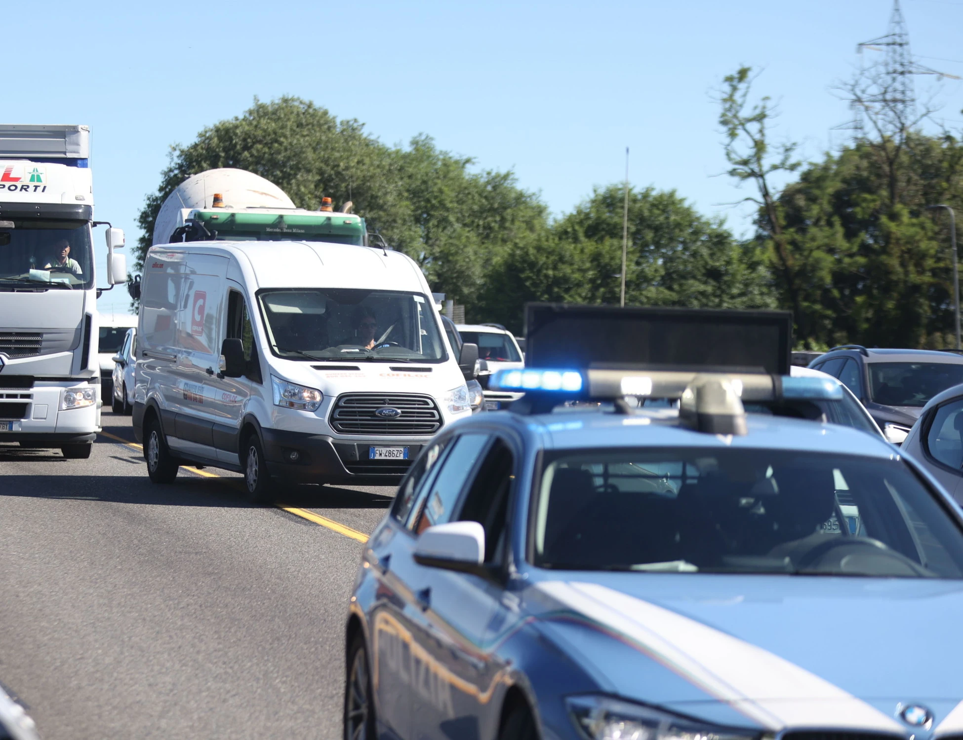 Pergine Valsugana, terrore sulla Statale: bimbo corre a zig-zag, gesto eroico dell'agente