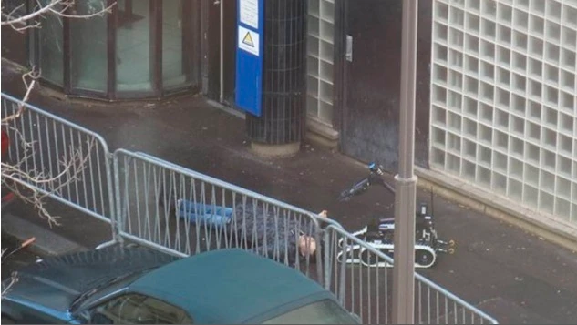 Parigi, attacco al commissariato: la fotografia dell'uomo ucciso