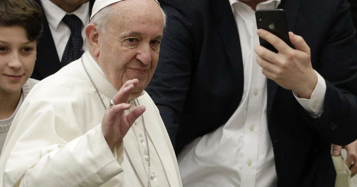 Papa Francesco "rifiuta" la mascherina, la soffiata sul Vaticano: "Nemmeno ai dipendenti viene distribuita"