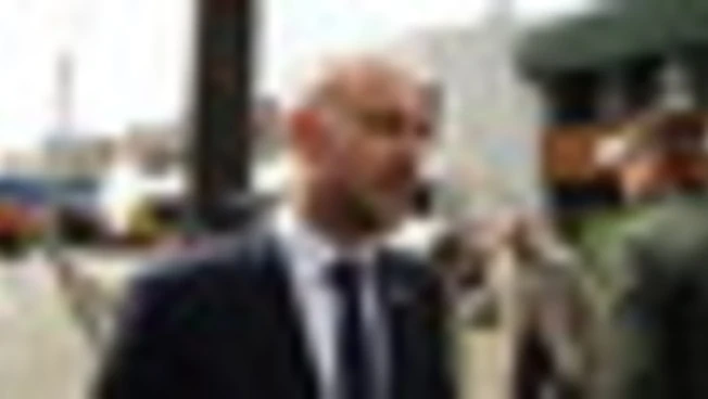 Il ministro francese Barrot sui luoghi colpiti dai droni russi a Kiev