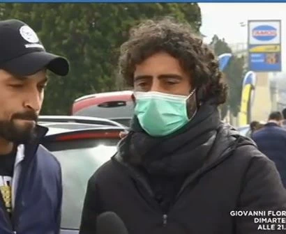 L'aria che tira, inviato nel focolaio del Lodigiano: "Ha la mascherina, ma rischia il contagio. Troppo vicino"