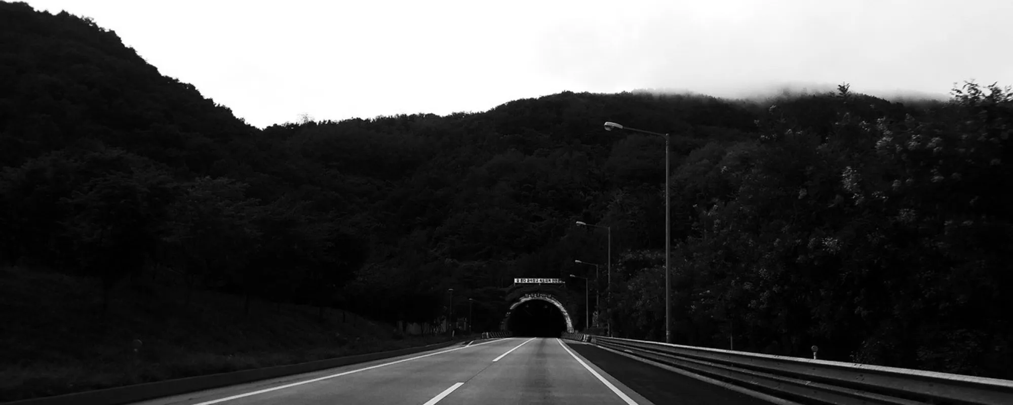 Maxirissa tra immigrati in autogrill: un uomo investito