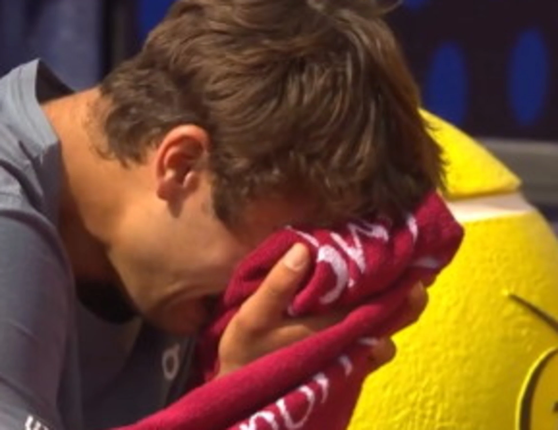 Cobolli strapazza Zverev e scoppia a piangere: il suo dramma segreto