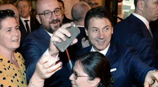 Giuseppe Conte, la minaccia ai grillini morosi: vuoi una foto con me? Allora paga...