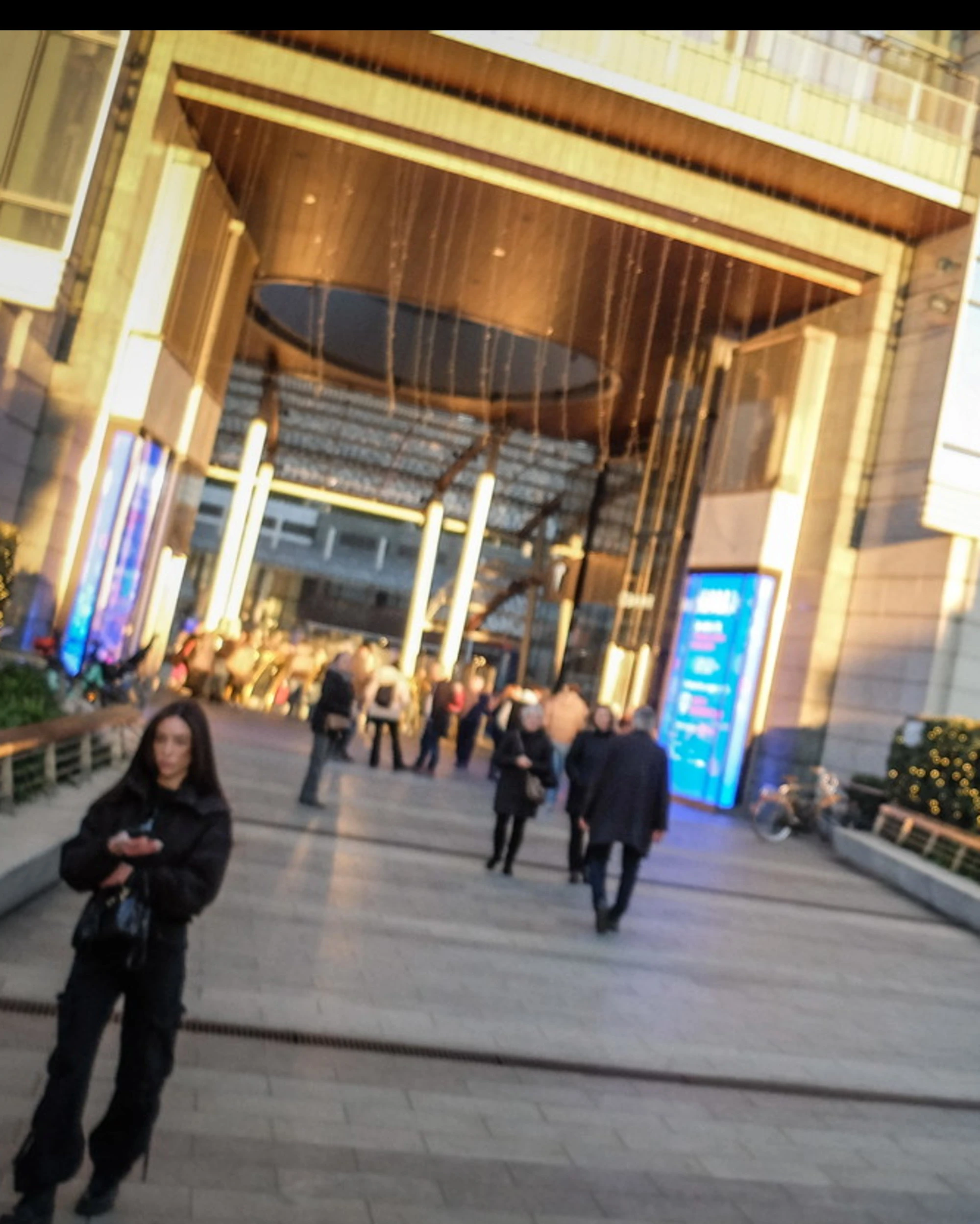 Milano, donna accoltellata in piazza Gae Aulenti alle 9 del mattino: è gravissima