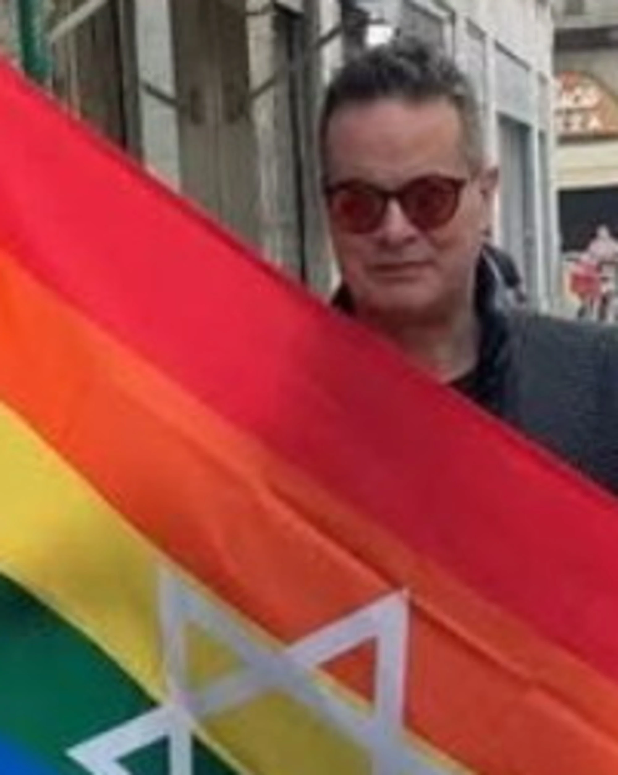 Klaus Davi al Pride di Roma con bandiera israeliana e kippah