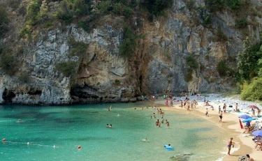 Cilento, turisti morsi dai pesci: "Emorragie alle gambe, il quadro è grave"