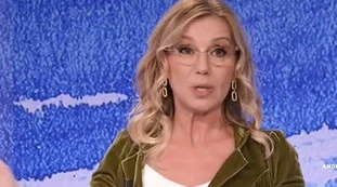 Striscia la notizia, Concita De Gregorio: "Non sono dati che conosco, ma...". La gaffe che imbarazza pure Parenzo