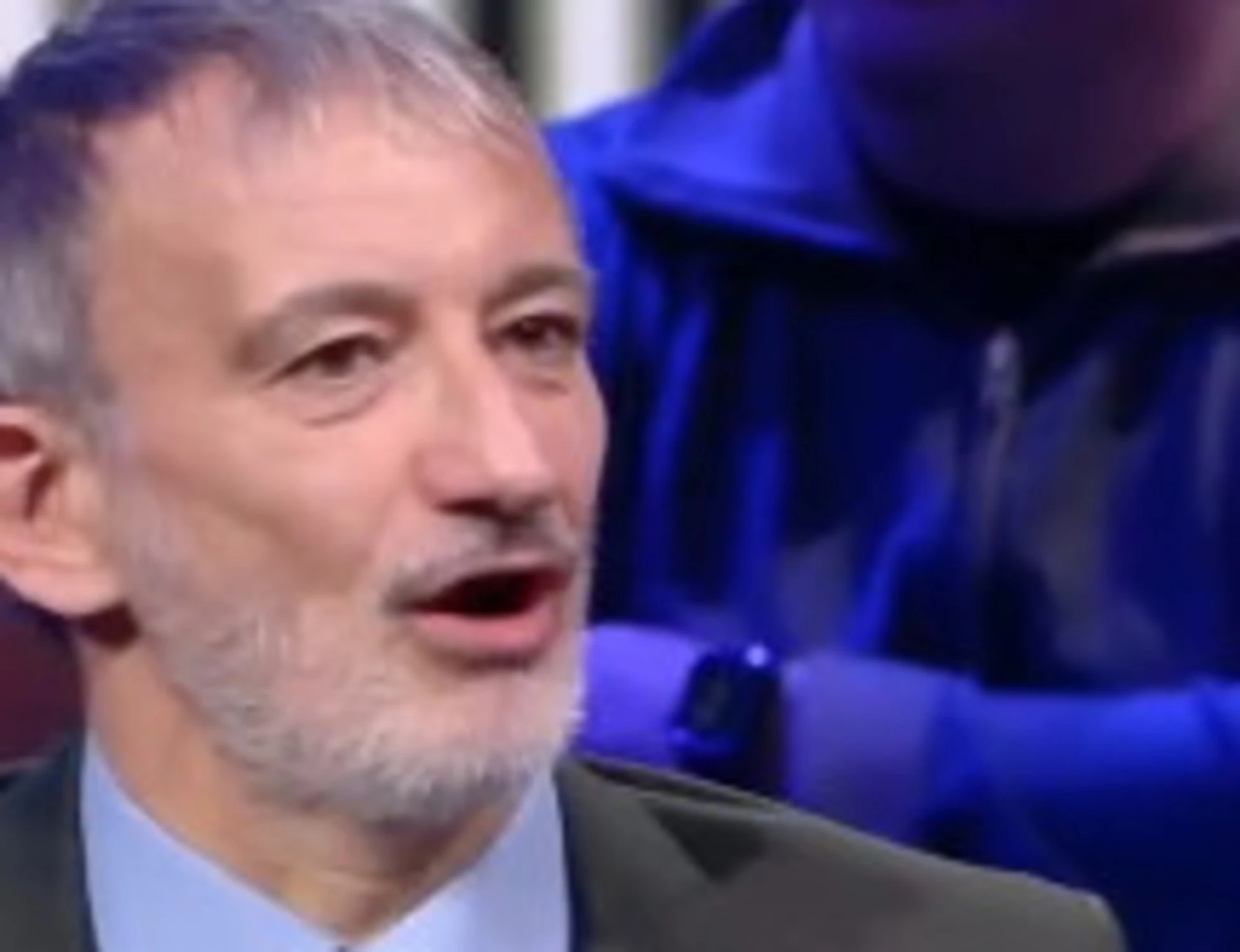 Dritto e Rovescio, Senaldi smonta la Costamagna: "È morto?", "E allora?"